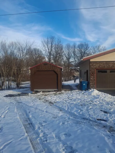 Past shed delivery and placement — photo 96